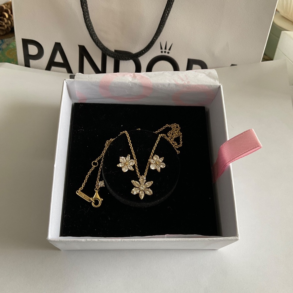 New Pandora gold set - Picture 7 of 8